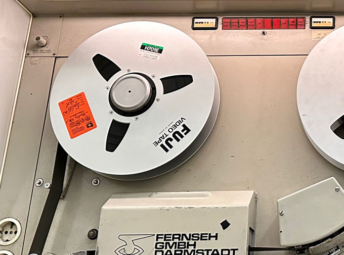 Reel to reel console grid tile