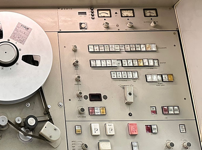 Reel to reel console grid tile