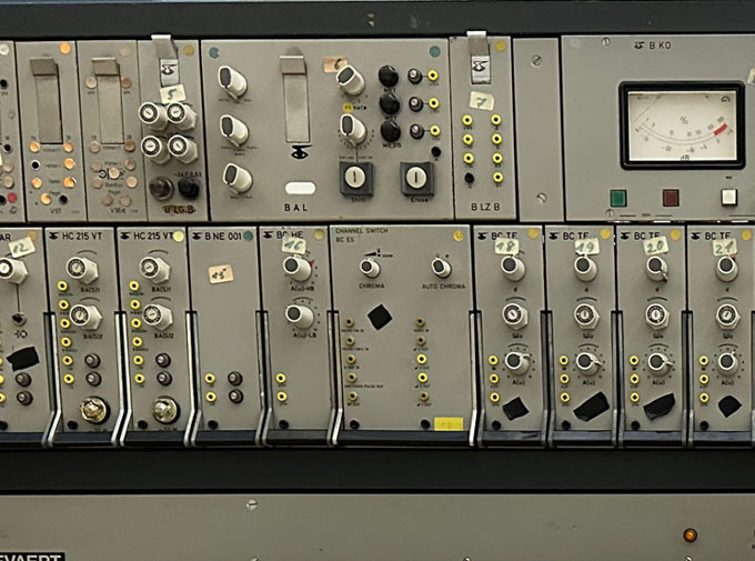 Reel to reel console grid tile