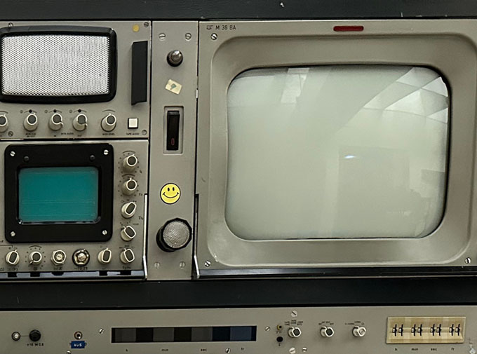 Reel to reel console grid tile